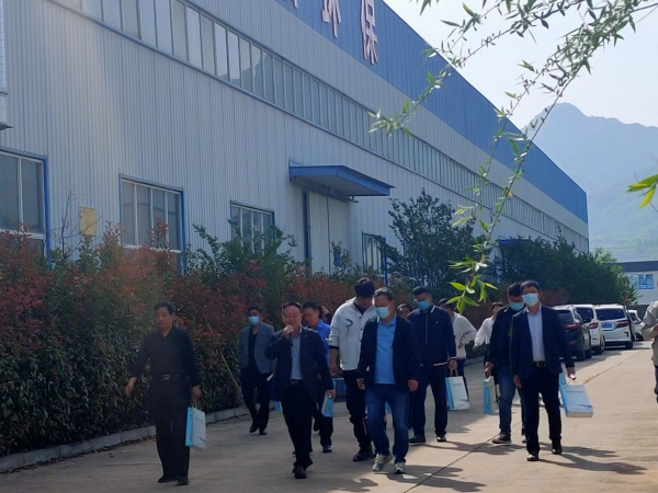 嵩縣產(chǎn)業(yè)集聚區(qū)制造業(yè)觀摩團(tuán)來我公司考察